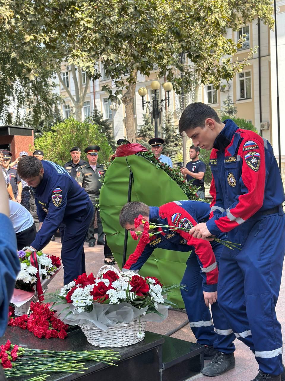 Возложение цветов к мемориалу Славы